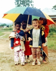 Kinder mit Schirm
